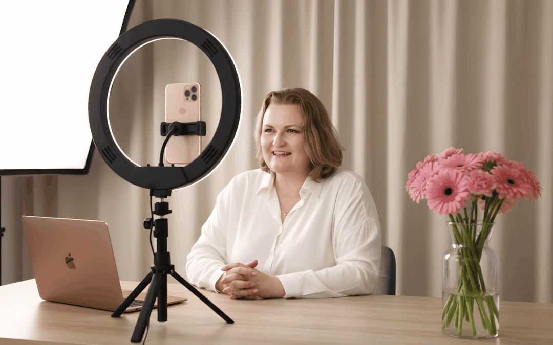 Jak mówić do&nbsp;kamery, żeby&nbsp;Cię słuchali (i&nbsp;kupowali z&nbsp;przyjemnością)?