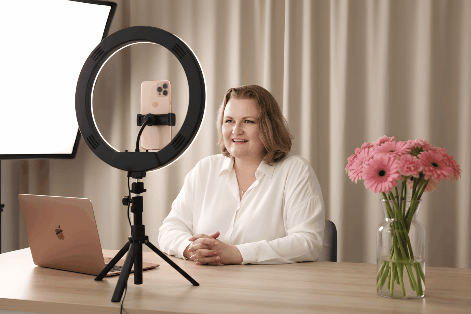 Jak mówić do kamery, żeby Cię słuchali (i kupowali z przyjemnością) Jak mówić do kamery, żeby Cię słuchali (i kupowali z przyjemnością) Justyna Kopeć