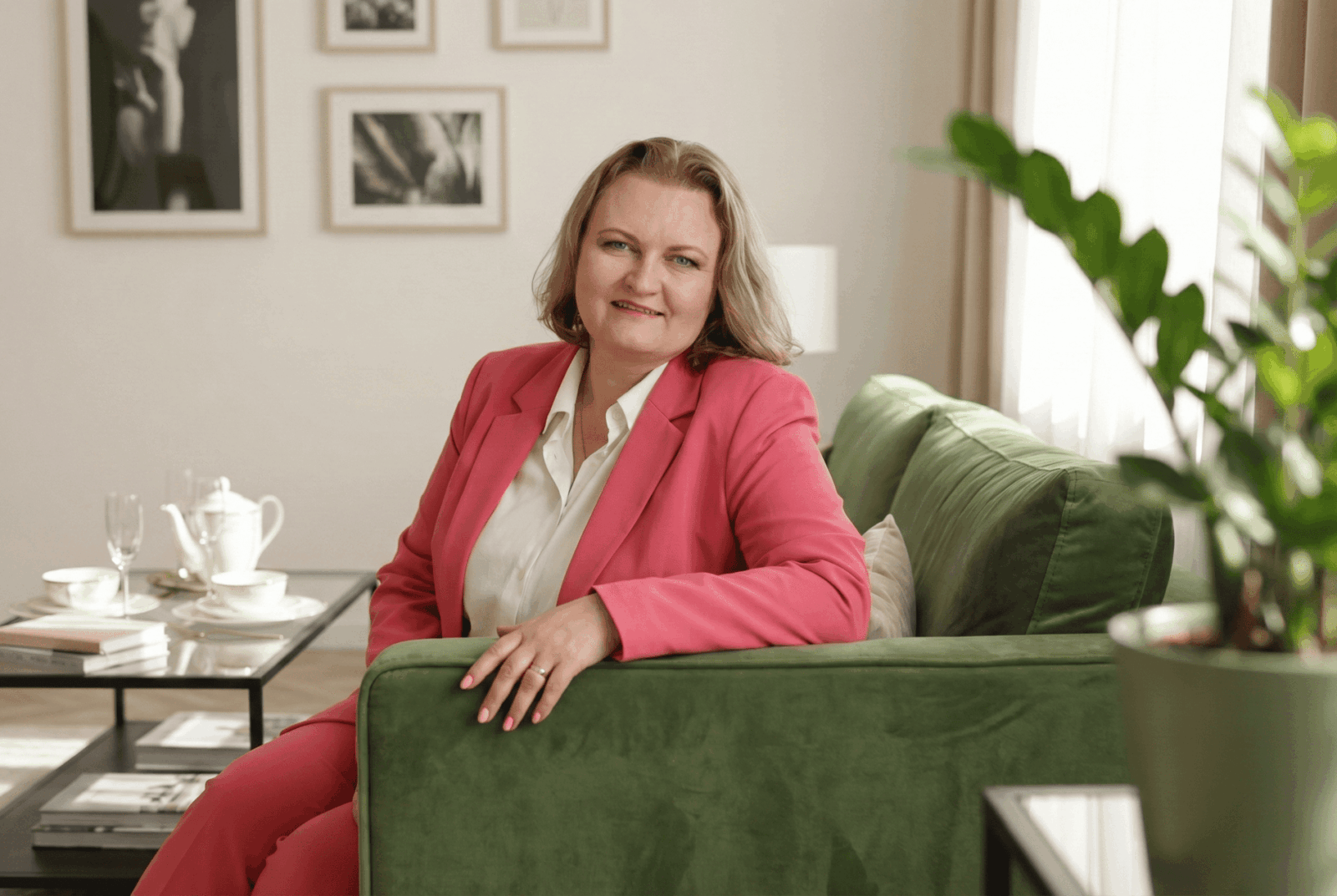 Storytelling, który sprzedaje bez sprzedawania. 10 zasad narracji, które budują marki warte miliony Storytelling w marce osobistej bez banałów. 10 zasad narracji, które budują zaufanie, pozycję ekspercką i sprzedaż w kobiecym biznesie. Justyna Kopeć artykuł blogowy